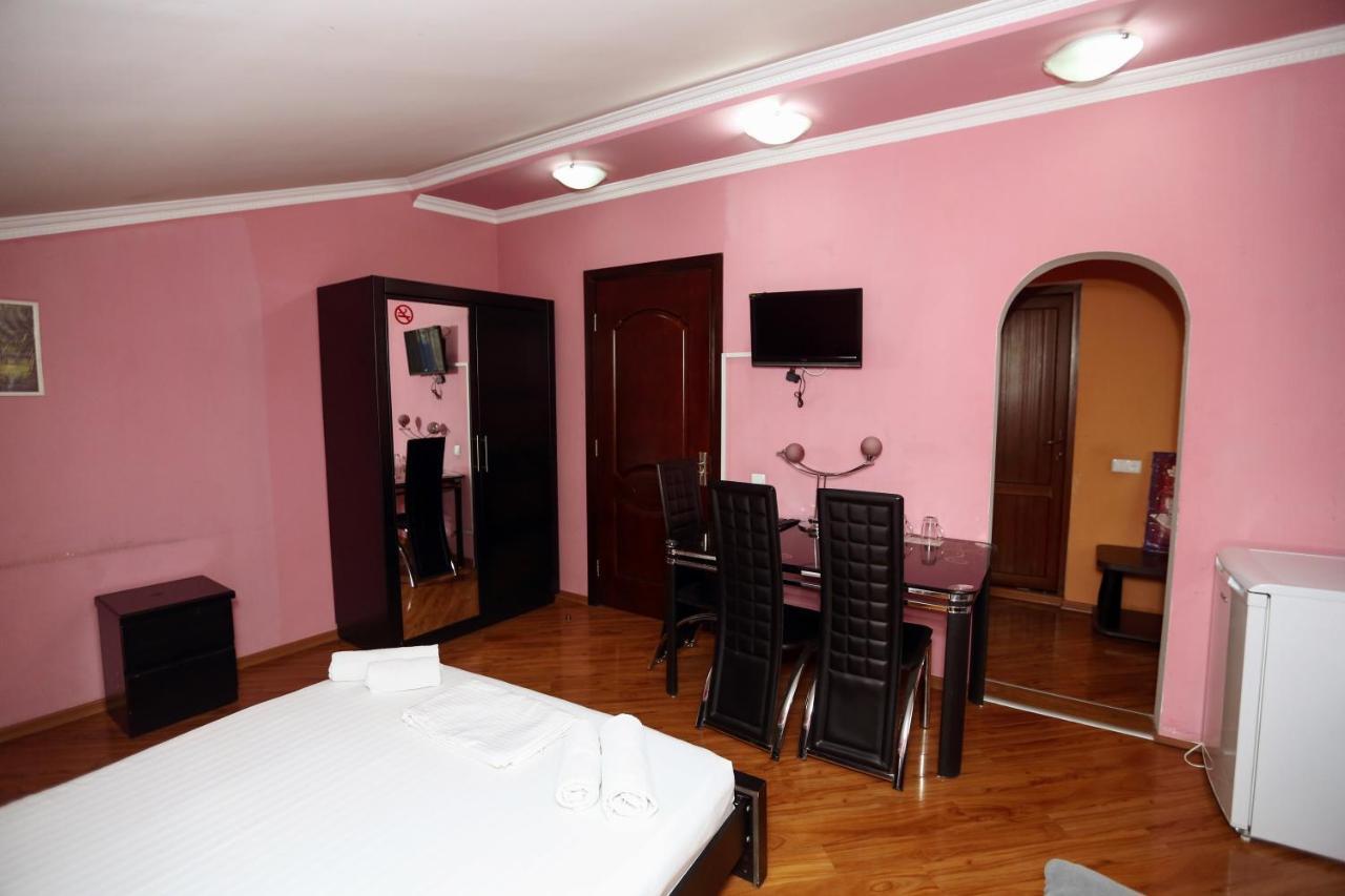 Hotel Isaka Tbilisi Buitenkant foto